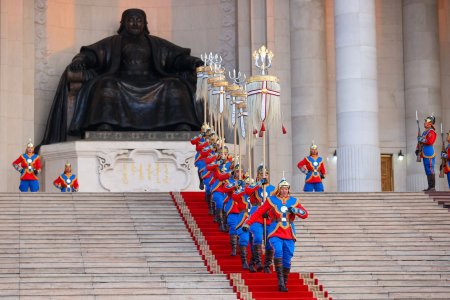 Төрийн далбааг мандуулж, Их цагаан тугийг цэнгүүллээ