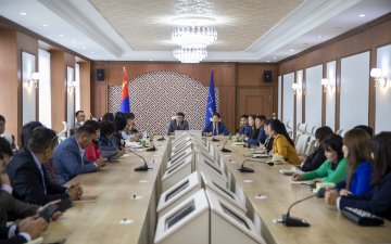 Сонгинохайрхан дүүрэг дэх төрийн өмчийн ЕБС-ийн захирлуудтай уулзав