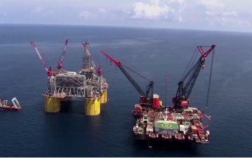 Газрын тос экспортлогч компаниуд олборлолтын хэмжээгээ танах гэнэтийн шийдвэр гаргасны дараа газрын тосны үнэ огцом өсжээ