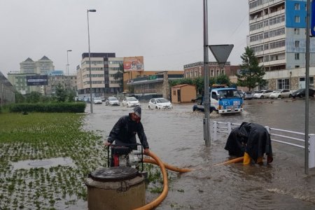 Ус ихээр тогтдог байршлуудад шуурхай ажиллаж усыг соруулж байна