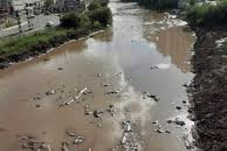 Дунд гол руу барилгын талбайгаас гарсан хөрсний усыг удаан хугацаанд цутгасаар иржээ