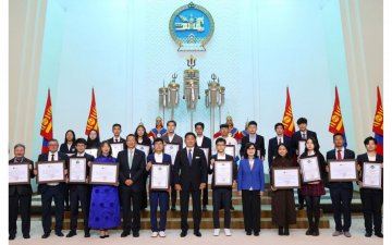 МОНГОЛ УЛСЫН ЕРӨНХИЙЛӨГЧ У.ХҮРЭЛСҮХ ОЛОН УЛСЫН ОЛИМПИАДААС МЕДАЛЬ ХҮРТСЭН СУРАГЧДАД НЭРЭМЖИТ ШАГНАЛАА ГАРДУУЛЛАА