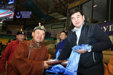 Ахмад бөхчүүдийн барилдаанд дархан аварга А.Сүхбат түрүүлэв