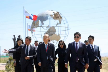 Монгол Улсын Ерөнхийлөгч У.Хүрэлсүх, НҮБ-ын найм дахь Ерөнхий нарийн бичгийн дарга Бан Ги Мүн нар дурсгалын мод тарилаа