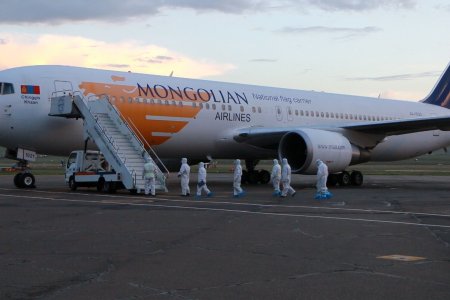 Истанбулын онгоцонд мэндэлсэн ихрүүдэд нэр хайрлажээ