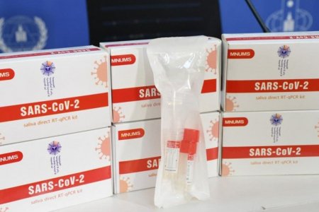 Шүлснээс коронавирус илрүүлэх PCR шинжилгээний 10 мянган оношлуурыг ЭМЯ-нд хүлээлгэн өглөө