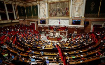 Францын хууль тогтоогчид хүлэмжийн хийн ялгарлыг бууруулах тухай хуулийн төслийг баталжээ