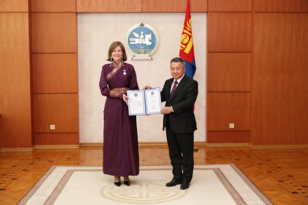 АХБ-ны Суурин төлөөлөгч хатагтай Ёландаг Төрийн дээд шагнал Найрамдал медалиар шагнав