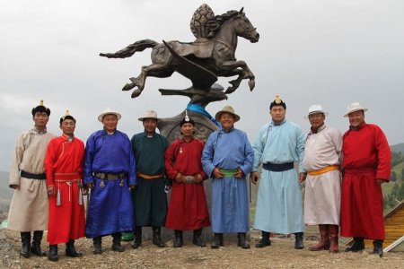 Баянзүрх сумын мандал толгойд “Хийморь” шүтээнийг цогцлоов