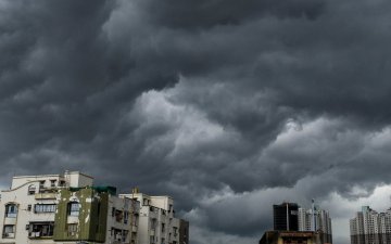 Хар салхинаас үүдэн Энэтхэг болон Бангладешт хэдэн сая хүнийг нүүлгэн шилжүүлж эхэлжээ