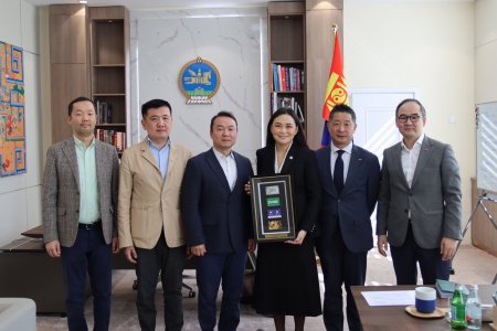 Цахим хөгжил, инновац, харилцаа холбооны сайд Ч.Номин Мэдээлэл холбооны операторуудын ассоциацийн гишүүдийг хүлээн авч уулзан, харилцаа холбооны салбарын тулгамдаж буй зарим асуудлын талаар санал солилцож, нээлттэй хэлэлцүүлэг өрнүүллээ