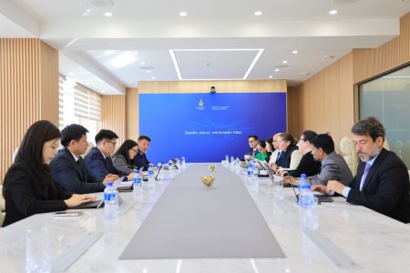 ЭДИЙН ЗАСАГ, ХӨГЖЛИЙН ДЭД САЙД С.ДАВААСҮРЭН ДЭЛХИЙН БАНКНЫ ТӨЛӨӨЛӨГЧДИЙГ ХҮЛЭЭН АВЧ УУЛЗАВ