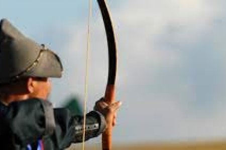 Үндэсний их баяр наадмаар сур харваан гурван төрлөөр харваачид цэц мэргэнээ сорино