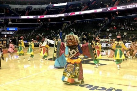 NBA лигийн тоглолтын үеэр Монгол хүүхдүүд үндэсний урлагаа сурталчиллаа