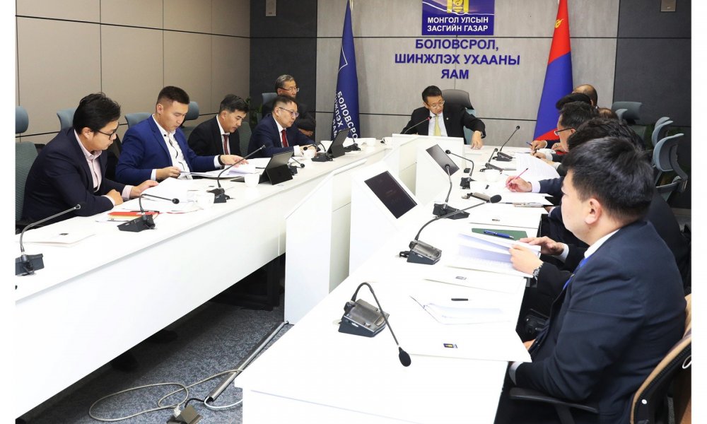 ТӨРИЙН ӨМЧИЙН 6 ИХ СУРГУУЛИЙН ДУНДЫН УДИРДАХ ЗӨВЛӨЛ АНХДУГААР ХУРАЛДААНАА ХИЙЛЭЭ