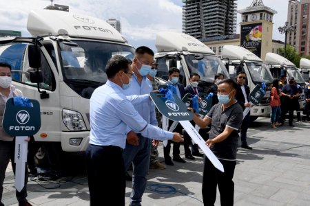 Хог тээврийн 25 автомашиныг дүүргүүдийн удирдлагуудад хүлээлгэн өглөө