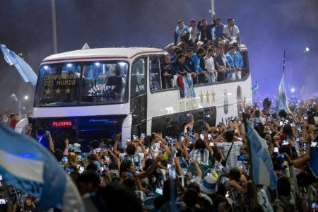 Аргентинд аваргуудаа угтан авах баярын жагсаалд хэт олон хүн цугларсны улмаас тамирчдыг нисдэг тэргээр зөөвөрлөжээ