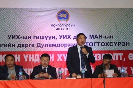 УИХ-ын гишүүн, УИХ дахь МАН-ын бүлгийн дарга Д.Тогтохсүрэн тойрогтоо ажиллаж, Монгол Улсын Үндсэн хуульд оруулах нэмэлт өөрчлөлтийн төслийг Тарагт сумын иргэд, төрийн албан хаагчдад танилцуулан тэдний саналыг сонслоо.