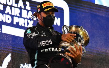 Льюис Хэмилтон Формула нэгийн шинэ улирлын эхний уралдаанд түрүүллээ 