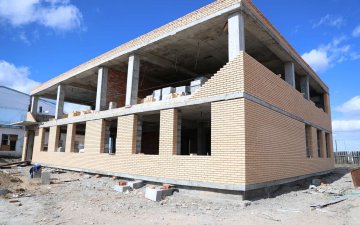 АРХАНГАЙ АЙМГИЙН ӨЛЗИЙТ СУМАНД 180 ХҮҮХДИЙН СУУДАЛТАЙ СУРГУУЛИЙН ӨРГӨТГӨЛ БАРИГДАЖ БАЙНА