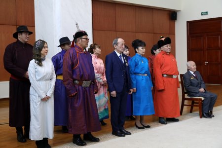 Ардын уран зохиолч Бөхийн Баастад Монгол Улсын Хөдөлмөрийн баатар цол хүртээлээ