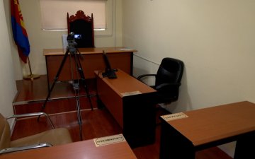 Шүүх хуралдааны танхим нийтийн байрны өрөөнөөс ч давчуу байна