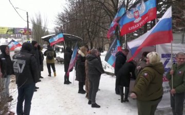 Ерөнхийлөгчийн сонгуульд сөрөг хүчнээс нэр дэвшихээр зэхэж байгаа Борис Надеждинийг дэмжих бичигт гарын үсэг зурахаар урт дараалал үүсгэжээ