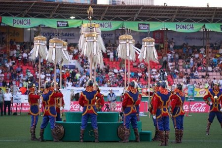 Есөн хөлт цагаан тугийг цэнгүүлэх ёслол төрийн ордны гадаа боллоо