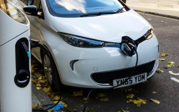 Их Британид шинээр баригдах бүх барилга цахилгаан автомашины цэнэглэгчтэй байх хуулийг батална