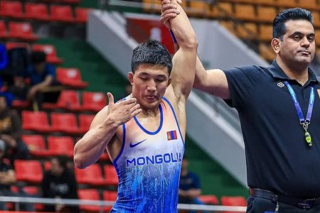 Б.Мөнх-Эрдэнэ Иван Ярыгины нэрэмжит тэмцээний шилдэг бөхийн шагнал хүртлээ