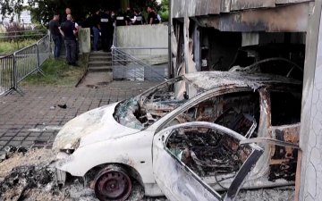 Жагсагчид Парис хотын захирагчийн гэр рүү халдаж, гэр бүлийнхнийг нь хөнөөхийг завджээ