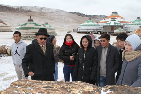 Оюутнууд хотын үйлдвэр, соёлын газруудтай танилцлаа