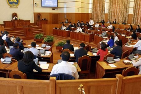 Б.Батзориг гишүүний бүрэн эрхийг түдгэлзүүлэх эсэх асуудлыг УИХ хэлэлцэж байна