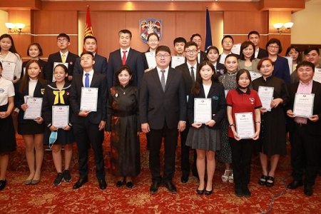 ЭЕШ-д 99, 98 хувиас дээш гүйцэтгэлтэйгээр амжилт үзүүлсэн сурагчдад шагнал гардууллаа