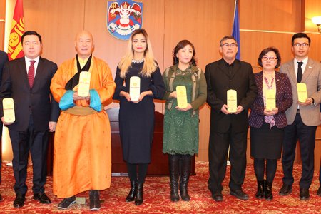 Дуучин Б.Халиун, жүжигчин Б.Навчаа нар хүүхдийн элч боллоо