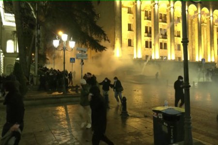 Гүрж улсад хэвлэлийн эрх чөлөөг боомилсон хуулийн төсөл баталсанд уурссан иргэд эсэргүүцлээ илэрхийлэн жагсаж байна