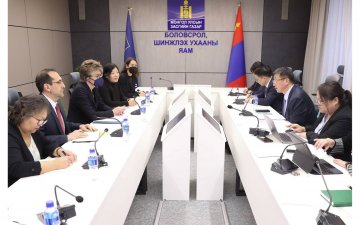 ДЭЛХИЙН БАНК БОЛОВСРОЛЫН САЛБАРТ ДЭМЖЛЭГ ҮЗҮҮЛЖ, ХАМТАРЧ АЖИЛЛАХ САНАЛ СОЛИЛЦЛОО