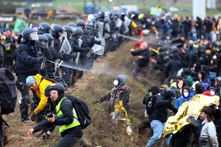 Герман улсын баруун бүс нутагт нүүрсний уурхайн олборлолтыг эсэргүүцсэн иргэдийн жагсаал өрнөж байна