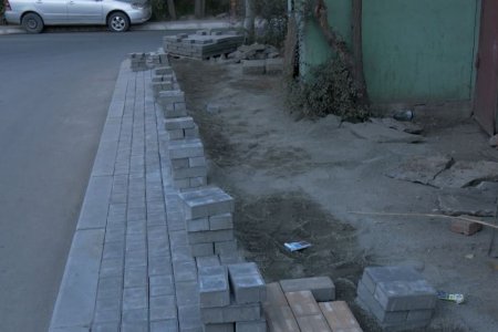 Бордюр солих явцдаа хуулсан явган хүний замыг засварлахгүй байгаа нь иргэдэд хүндрэл учруулж байна