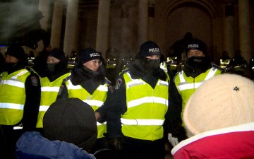 Иргэд: Дарга нар нь дулаан хувцастай, цэрэг нь даарсан  байдалтай зогсож байгаа нь энэ нийгмийн үнэн төрх