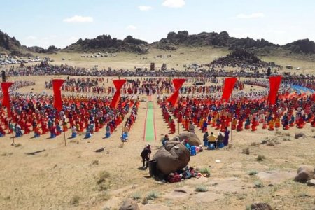 3000 traditional artists perform in Ikh Gazriin Chuluu