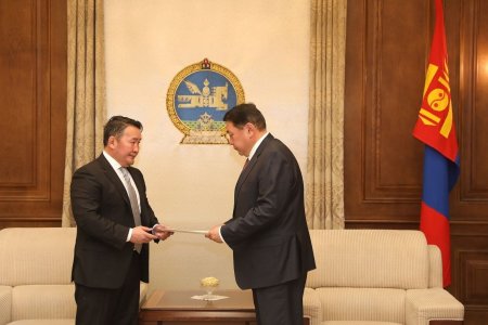 Ерөнхийлөгч Х.Баттулга УИХ-ыг өөрөө тарах шийдвэр гаргах тухай саналаа гардуулж өглөө