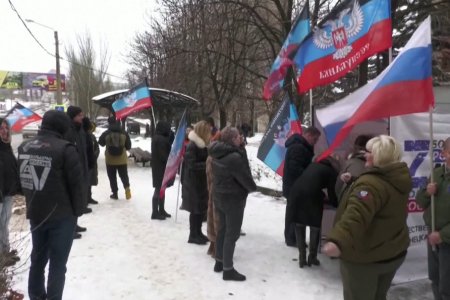 Ерөнхийлөгчийн сонгуульд сөрөг хүчнээс нэр дэвшихээр зэхэж байгаа Борис Надеждинийг дэмжих бичигт гарын үсэг зурахаар урт дараалал үүсгэжээ