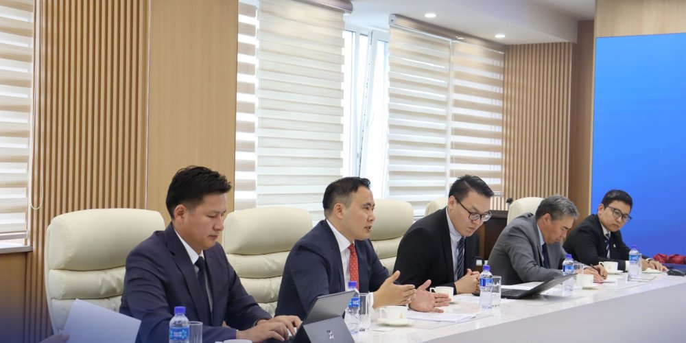 ОМАНЫ ХӨРӨНГӨ ОРУУЛАЛТЫН ГАЗРЫН ЕРӨНХИЙЛӨГЧ  ТЭРГҮҮТЭЙ ТӨЛӨӨЛӨГЧДИЙГ ХҮЛЭЭН АВЧ УУЛЗЛАА.