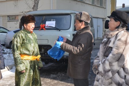 Хөвсгөл аймгийн 2 суманд түргэн тусламжийн автомашин гардуулж өглөө