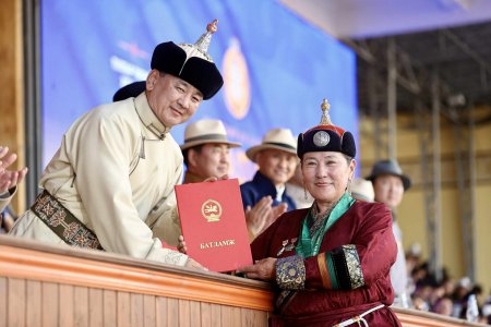 Монгол Улсын Ерөнхийлөгчийн зарлигаар үндэсний сурын харваачдад улсын цол олгов