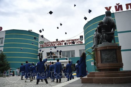 “Эрдэнэт цогцолбор” дээд сургуулийн төгсөгчид дипломоо гардлаа