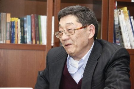 Академич С.Нарангэрэлд Чингис хаан одонг олгоно