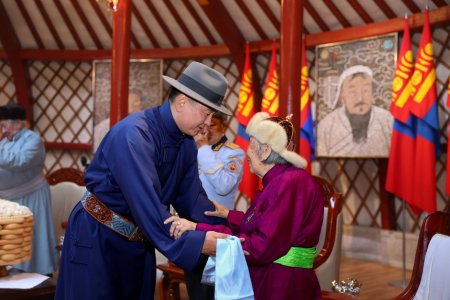Монгол Улсын Ерөнхийлөгч, УИХ-ын дарга, Ерөнхий сайд нар азай буурлуудтай золгов