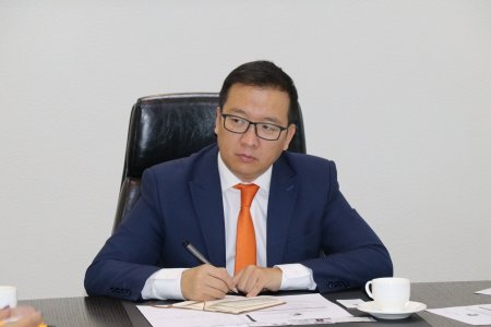 ШӨХТГ-ын дарга Б.Бат-Эрдэнээс үнийн өсөлтийн талаар тодруулга авч байна